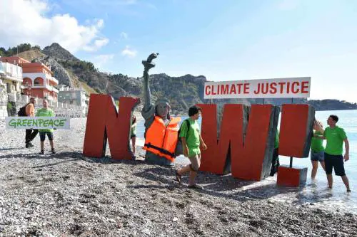G7, la protesta di Greenpeace sulla spiaggia di Taormina
