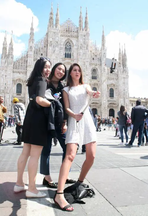 Arrivano i divieti estivi: stretta su bagni nelle fontane, bivacchi, fumo e alcolici