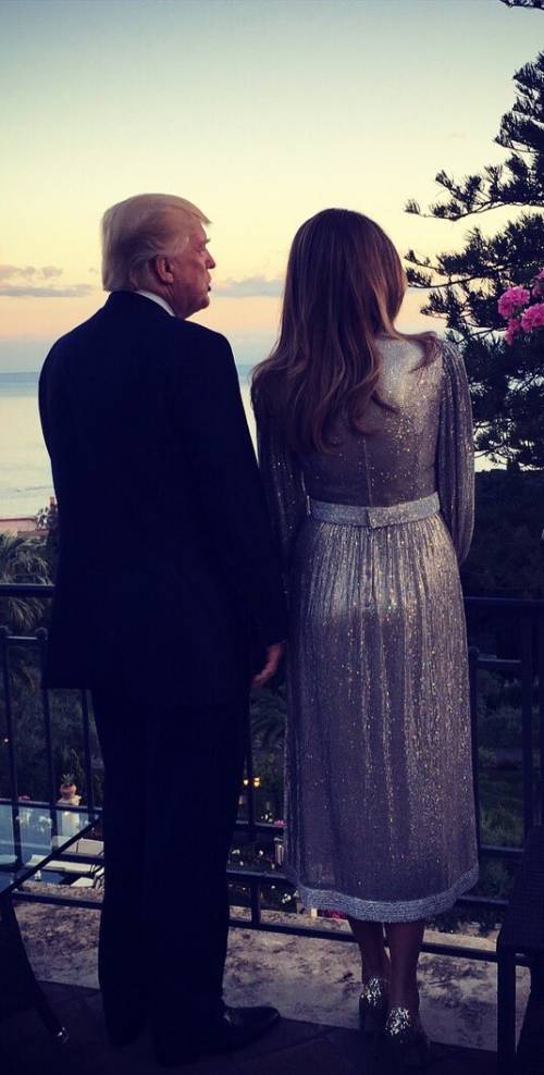G7 Taormina, foto romantica di Donald e Melania davanti al tramonto sulla baia