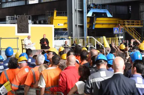 Il Papa all'Ilva di Genova: "Non reddito ma lavoro per tutti"