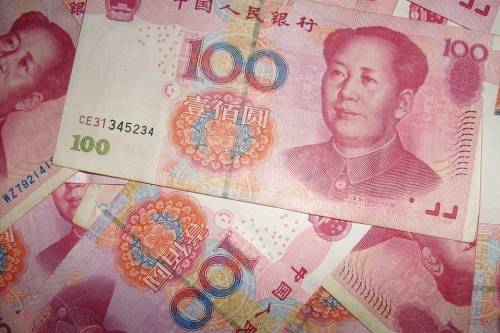 Cina, lasciano il figlio solo in casa: distrugge 6 mila euro in banconote