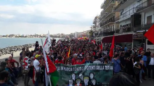 La manifestazione degli antagonisti in Sicilia contro il G7