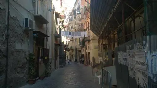 Napoli, nella "via della morte" dove i baby boss sparano "come in Iraq"