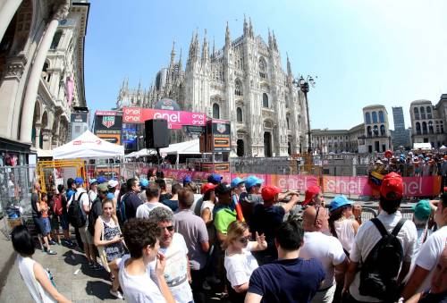 Ultima tappa del Giro d'Italia, i tifosi in attesa a Milano