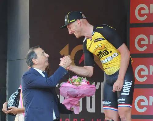 Giro, festa da tutto esaurito Sala: "Qui per altri due anni"