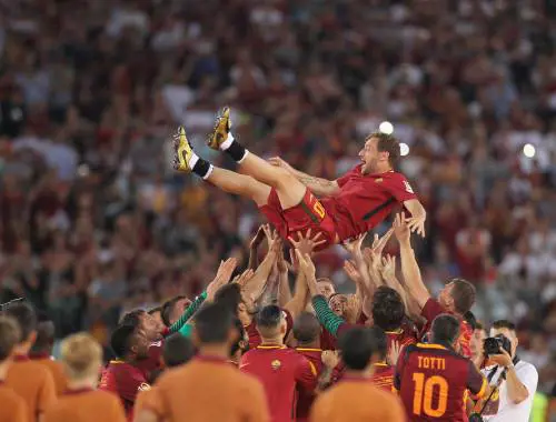 "È arrivato il momento". Il lungo addio di Totti in trionfo tra le lacrime