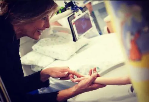 Roma, Melania Trump visita un bimbo malato e dopo poche ore arriva un cuore per il trapianto