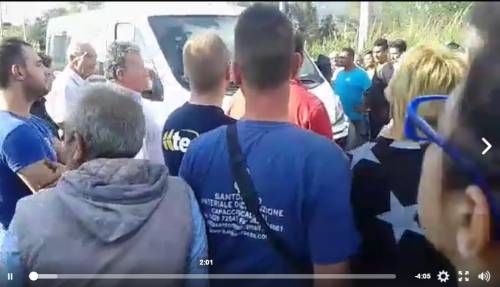 Sit in contro i profughi. E il sindaco "chiude" il capannone