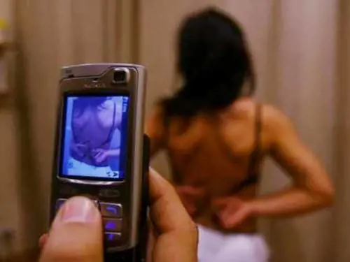 Girano video hot a scuola: cinque minorenni nei guai