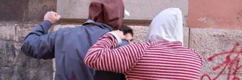 Trapani, branco aggredisce e picchia un uomo per due euro