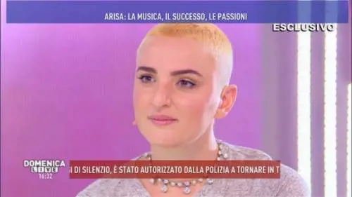 Arisa sfoggia un nuovo look: capelli cortissimi e color platino