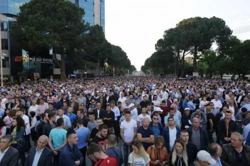 Albania, 140 manifestanti intossicati dopo il corteo
