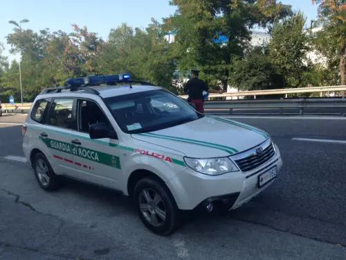 San Marino, scopre il cadavere del marito, ruba la pistola agli agenti e si spara