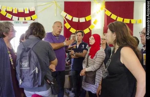 Show in aula della sinistra sul teatrino del Trotter