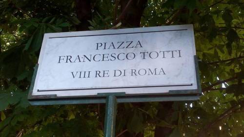 Tifosi dedicano una piazza a Francesco Totti: "VIII Re di Roma"