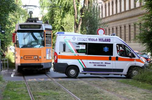 Guinzaglio incastrato fra le porte del tram: donna ferita a Milano