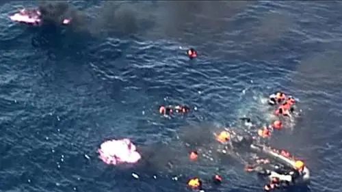 Spagna, il gommone di migranti prende fuoco e affonda