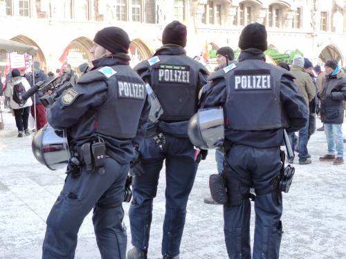 Berlino, la polizia fa i conti con gli agenti immigrati che minacciano il corpo