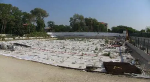 Il palazzo del cinema? Solo un buco (di soldi)