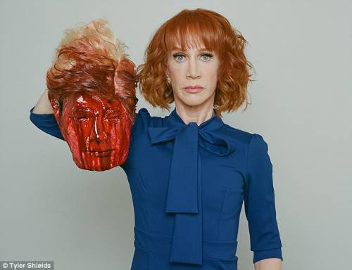 Trump decapitato: bufera per la foto choc