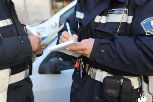 Il sindaco Pd fa le multe "di nascosto". La Lega: "Atto illecito"