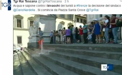 Firenze, linea dura di Nardella: spruzzi d'acqua contro i bivacchi