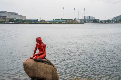 Copenaghen, gli ambientalisti imbrattano la Sirenetta