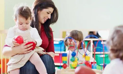 Baby sitter, libretto di famiglia e congedo: ecco come muoversi