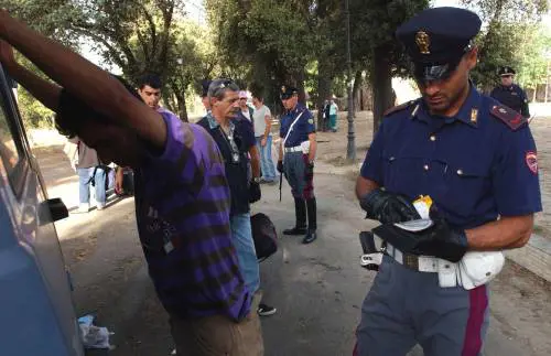 Guerriglia urbana tra immigrati. In piazza volano bastoni e bottiglie