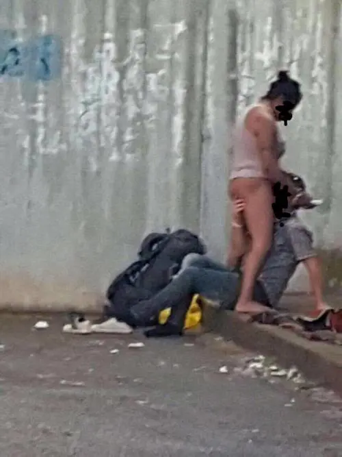 Bivacchi e atti osceni in pieno giorno nell'area taxi all'aeroporto di Linate