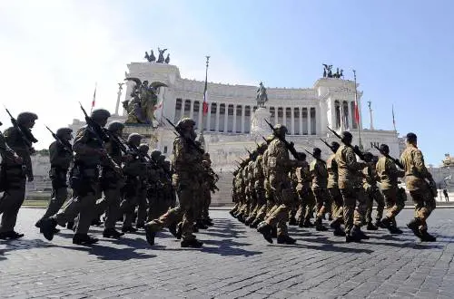 La Boldrini spara all'Esercito: messaggi pacifisti su Gandhi
