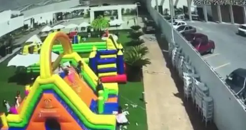 Dramma al parco giochi, castello gonfiabile viene spazzato via dal vento