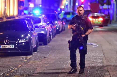 Londra, camion sulla folla e coltellate ai passanti
