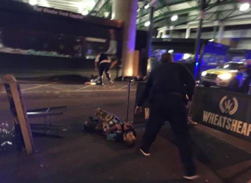 Londra, coltelli e finte cinture esplosive: così i terroristi hanno attaccato