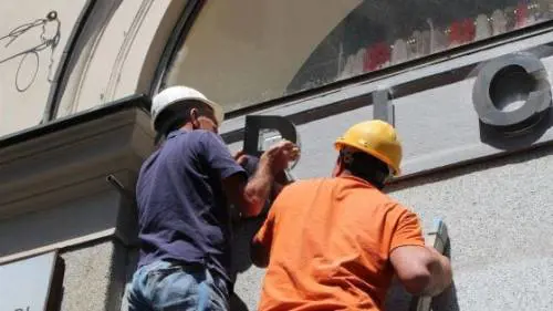 Sequestrati capi Richmond, rimossa l'insegna