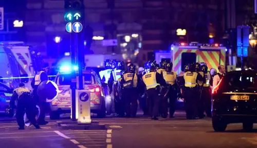 Il tassista e gli agenti a mani nude: gli eroi di Londra