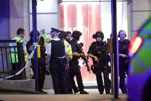 Solo otto minuti dall'allarme alla fine del blitz. Le teste di cuoio hanno evitato la carneficina