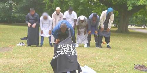 Il terrorista di Londra dispiega la bandiera dell'Isis in un parco