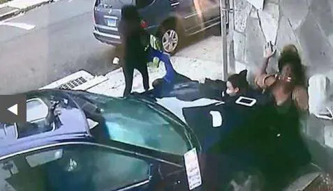 Si fa schiacciare da un'auto a folle velocità per salvare un bimbo di 8 anni