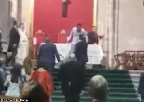 Spagna, entra in chiesa gridando Allah akbar durante un matrimonio
