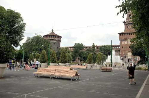 Dopo i vasi di "seconda mano" 40 panchine in piazza Castello