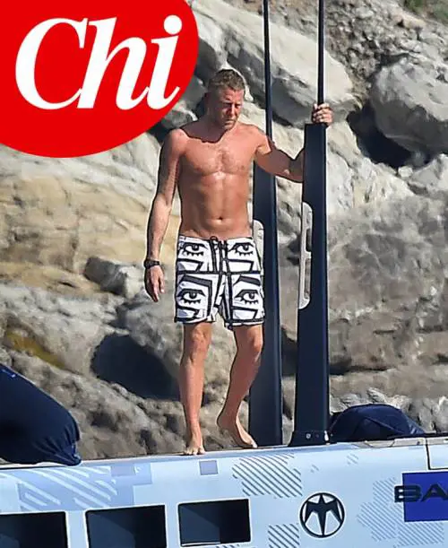 Lapo Elkann pizzicato al mare in forma smagliante