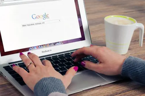 L'allarme del garante: "No alle foto dei figli sul web, pericolo di pedofilia"