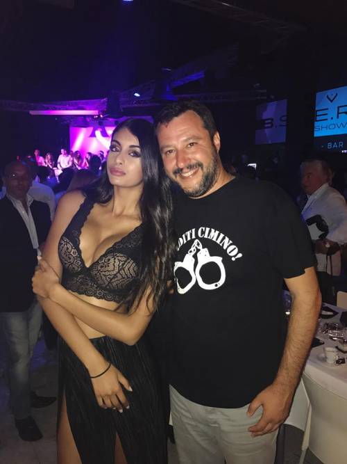 La foto di Salvini con la modella musulmana scatena la rete
