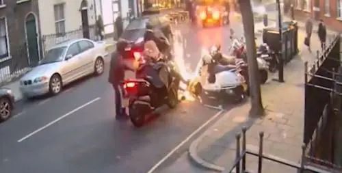 Londra, rubano un motorino con il lucchetto in pieno giorno
