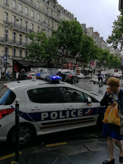 Parigi, aggredito un poliziotto a Notre Dame