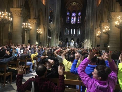 Più di 900 fedeli bloccati all'interno di Notre Dame