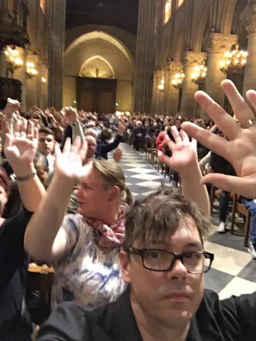 Un regista all'interno della chiesa pubblica una diretta Twitter sull'evento