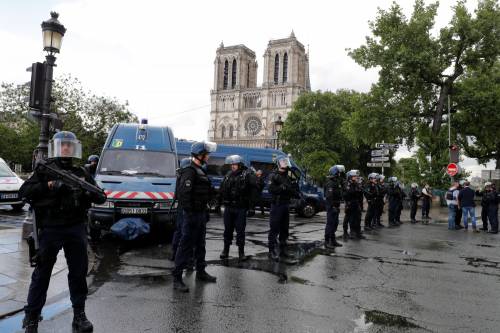 Notre Dame cade a pezzi. L'arcivescovo lancia la raccolta fondi