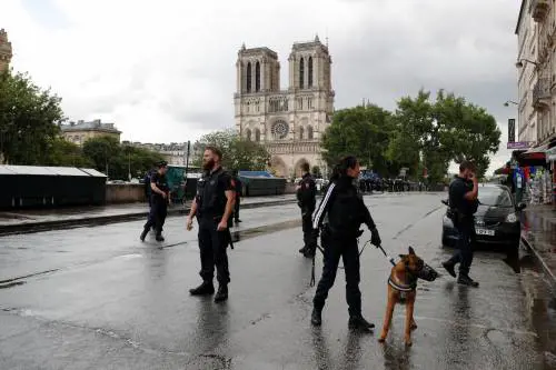 "Lo faccio per la Siria": ecco chi è l'aggressore di Parigi
